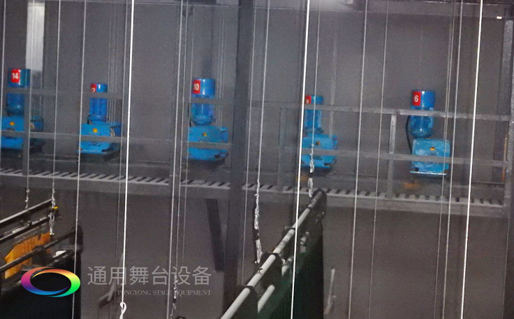 十余年銳意攀登，奮發(fā)圖強！舞臺幕布、機械等一站式選購供應(yīng)商，舞臺機械、音響、燈光工程設(shè)計施工承包壹級資質(zhì)——通用舞臺