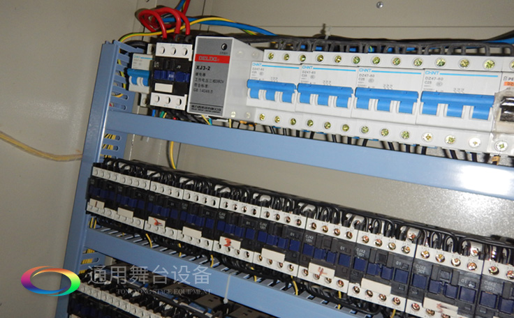 十余年銳意攀登，奮發(fā)圖強！舞臺幕布、機械等一站式選購供應(yīng)商，舞臺機械、音響、燈光工程設(shè)計施工承包壹級資質(zhì)——通用舞臺