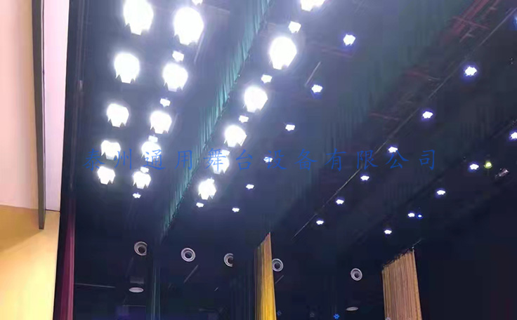 舞臺(tái)機(jī)械核心——舞臺(tái)吊桿機(jī)械設(shè)備！采用蝸輪蝸桿減速系統(tǒng)，磨擦系數(shù)小，傳動(dòng)效率高！