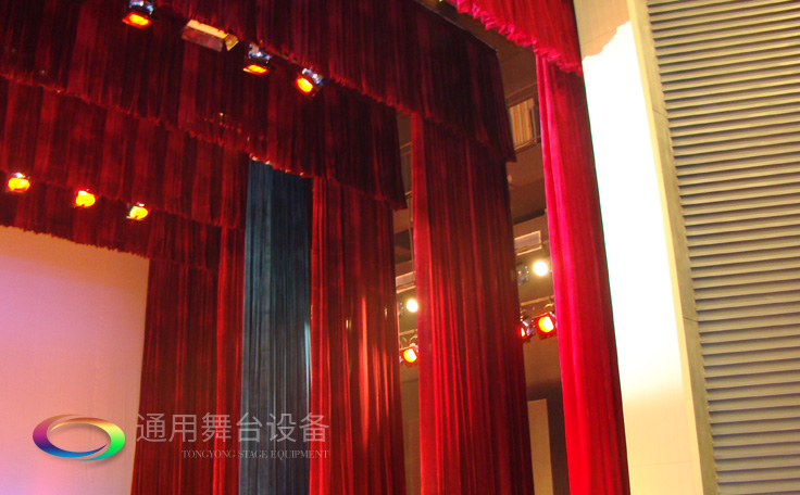 通用舞臺專業性、全方位優勢！業務涉及舞臺機械、阻燃幕布、專業燈光系統、專業音響系統