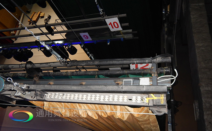 通用舞臺專業性、全方位優勢！業務涉及舞臺機械、阻燃幕布、專業燈光系統、專業音響系統