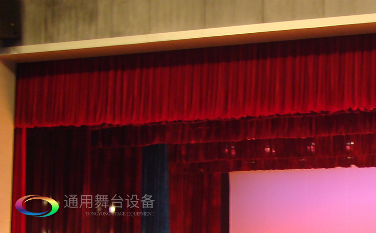 舞臺(tái)劇場布置一套完整的舞臺(tái)阻燃幕布需要幾層？