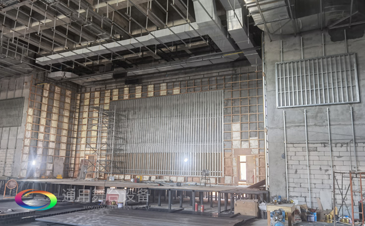 通用舞臺廣西桂醫(yī)報告廳阻燃幕布項目竣工并投入使用，為學(xué)校教學(xué)科研、人才培養(yǎng)提供更好的服務(wù)!