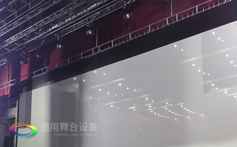 通用舞臺承建：南京曉莊學院報告廳舞臺項目（舞臺音響、舞臺燈光吊桿、舞臺幕布等）