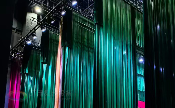 通用舞臺(tái)承建寧夏星海中學(xué)報(bào)告廳舞臺(tái)幕布項(xiàng)目圓滿竣工