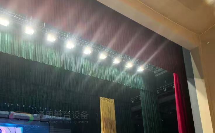 通用舞臺設備興化將軍路小學報告廳舞臺吊桿、舞臺阻燃幕布項目